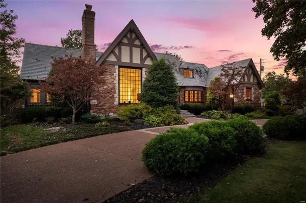 907 S Warson, Ladue, MO 63124