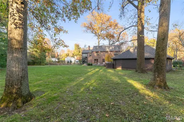 7 Brookside LN, Ladue, MO 63124