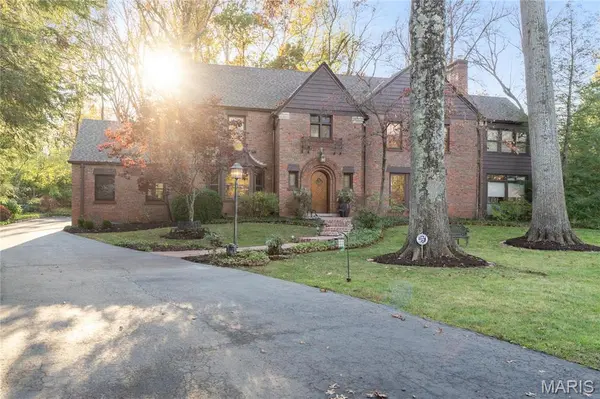 7 Brookside LN, Ladue, MO 63124