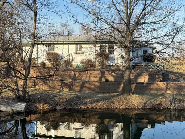 17255 Cottonwood LN, Carlinville, IL 62626