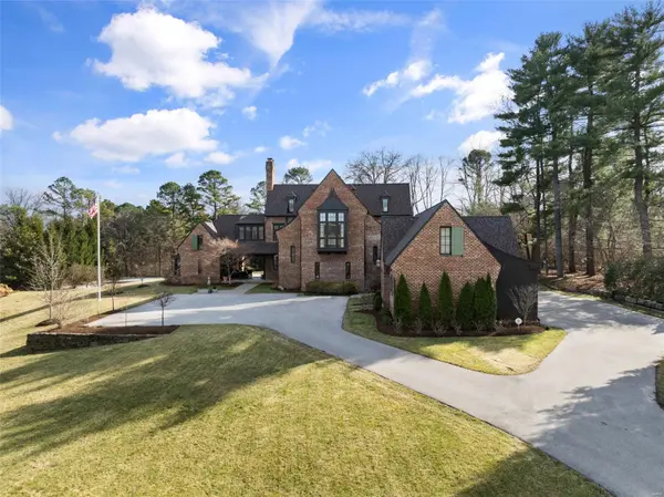 42 Countryside LN, Frontenac, MO 63131