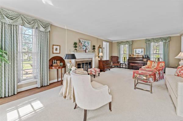 3 Greenbriar DR, Ladue, MO 63124