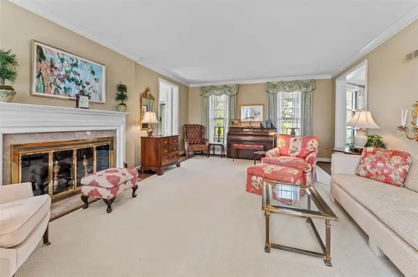 3 Greenbriar DR, Ladue, MO 63124