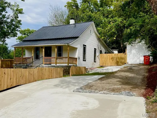360 3rd ST, Ellington, MO 63638