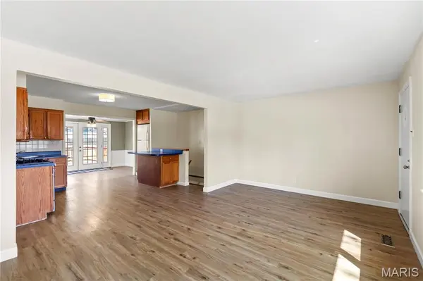 9733 Cisco DR, St Louis, MO 63123