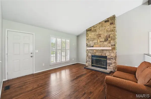 235 Briar Valley CT S, St Charles, MO 63304