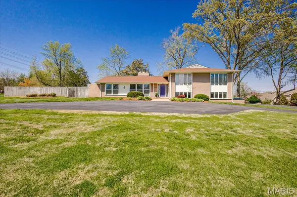11723 Lakeshore DR, Creve Coeur, MO 63141
