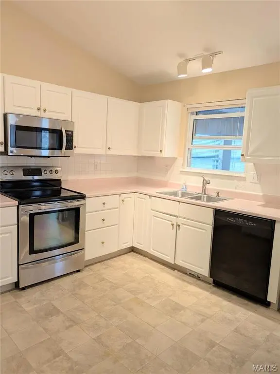 24 Winding Trails CIR, O'fallon, MO 63366