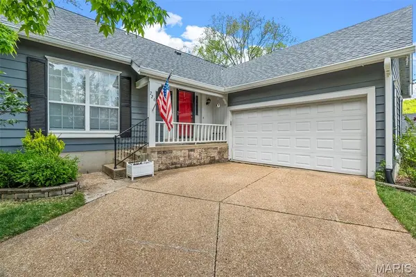 726 Carman Woods DR, Manchester, MO 63021