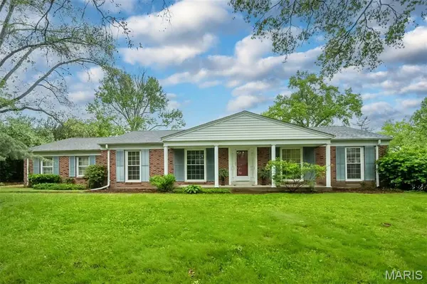 1713 Ben Davis LN, Kirkwood, MO 63122