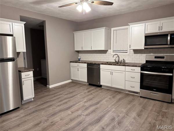 105 E Macoupin ST, Staunton, IL 62088