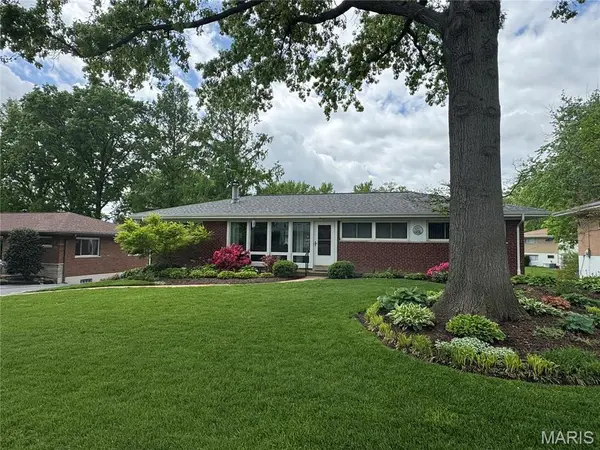 8813 Red Oak DR, St Louis, MO 63126