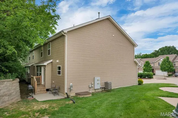 28 Loris LN, St Charles, MO 63303