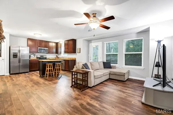 28 Loris LN, St Charles, MO 63303