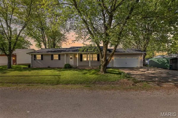 511 E Wilson ST, Beckemeyer, IL 62219