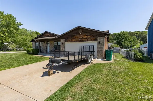 2433 Golden Gate DR, Imperial, MO 63052