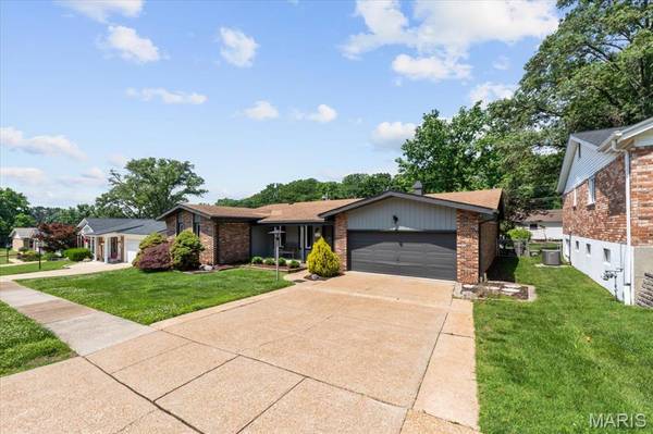 8839 Forest Heights DR, St Louis, MO 63123