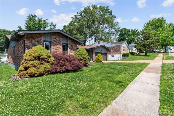 8839 Forest Heights DR, St Louis, MO 63123