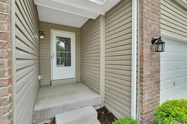 32 Loris LN, St Charles, MO 63303