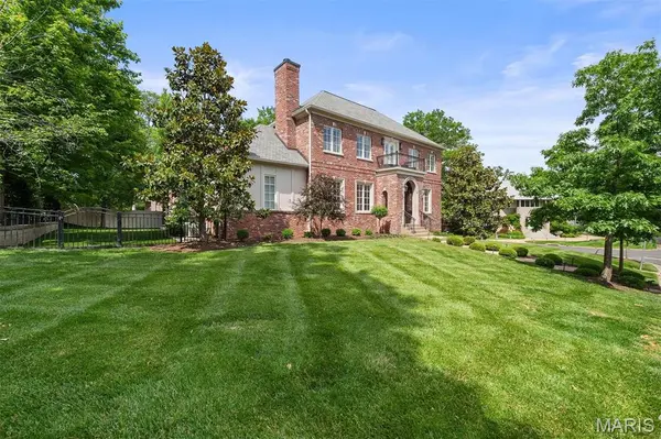 8401 University DR, Clayton, MO 63105