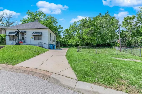 4229 Oakwood AVE, Pine Lawn, MO 63121