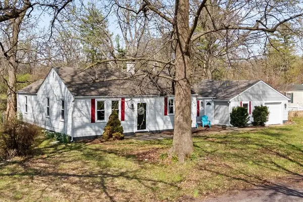 955 Green Mount LN, Belleville, IL 62220