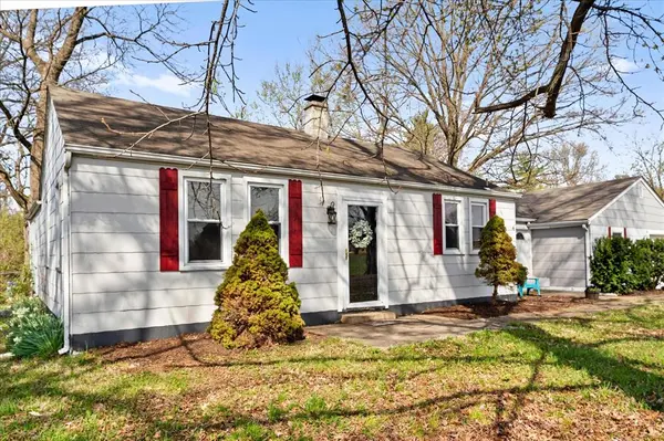 955 Green Mount LN, Belleville, IL 62220