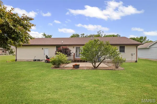335 Nottingham LN, Highland, IL 62249