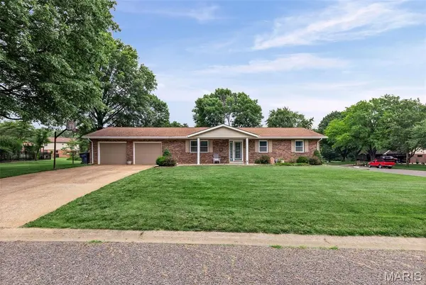 707 Pine Tree LN, Freeburg, IL 62243