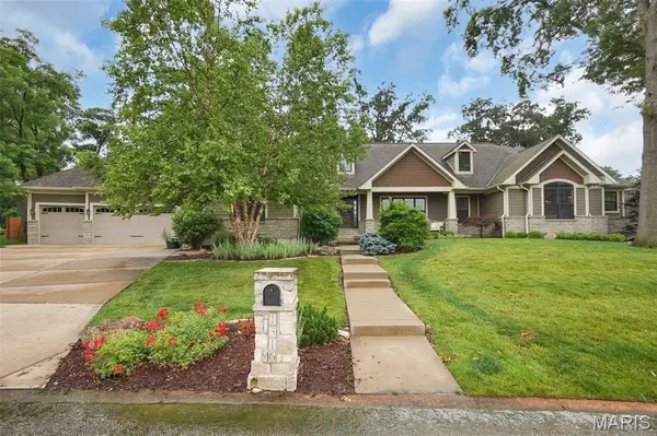 1316 Breezeridge DR, Des Peres, MO 63131