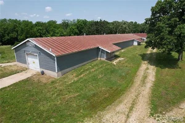 44 Lyons RD, Eldon, MO 65026
