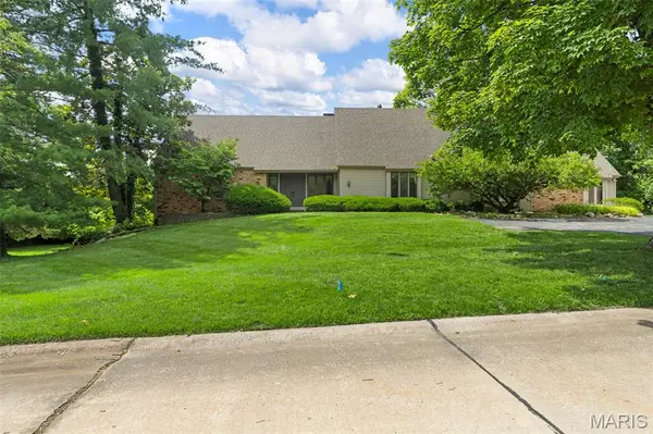 10944 Chalet CT, Creve Coeur, MO 63141