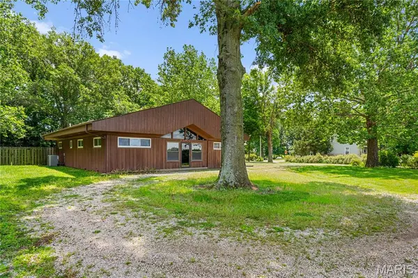 1021 Otter RD, Trenton, IL 62293