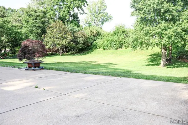 2270 Fairoyal DR, Des Peres, MO 63131