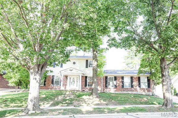 2270 Fairoyal DR, Des Peres, MO 63131