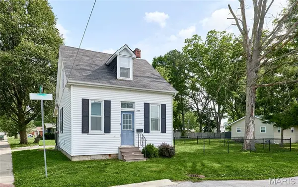 935 W Green ST, Mascoutah, IL 62258