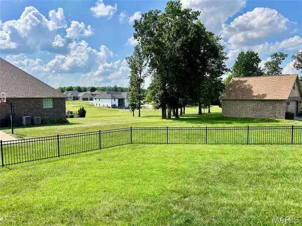 1095 CASTLE ROCK AVE, Lebanon, MO 65536
