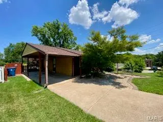 1709 Leafcrest DR, Hazelwood, MO 63042