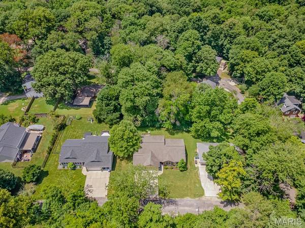 25 Oakdale Lake CIR, Glen Carbon, IL 62034
