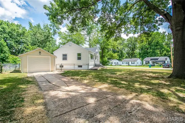 1900 Owen DR, Hanley Hills, MO 63133