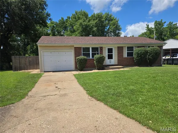 2705 Essex ST, St Charles, MO 63301