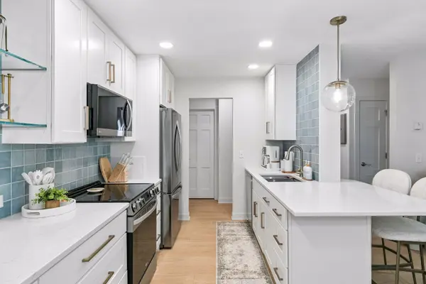 215 Barry AVE S #112, Wayzata, MN 55391