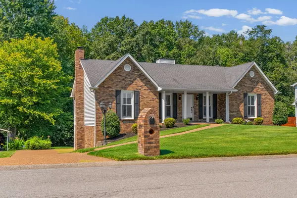 814 Burton Trl, Adams, TN 37010