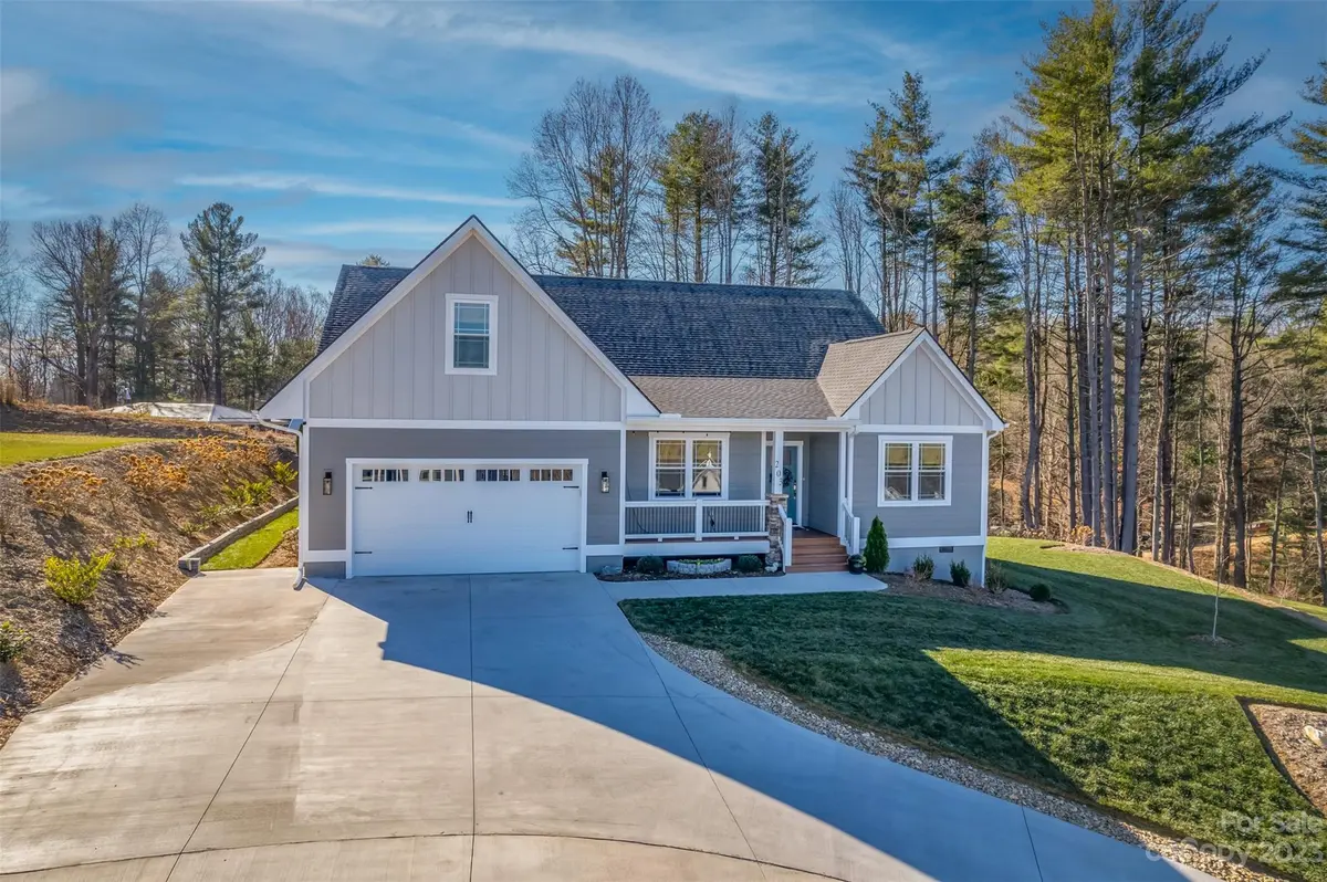 203 Hayes Ridge LN, Mills River, NC 28759