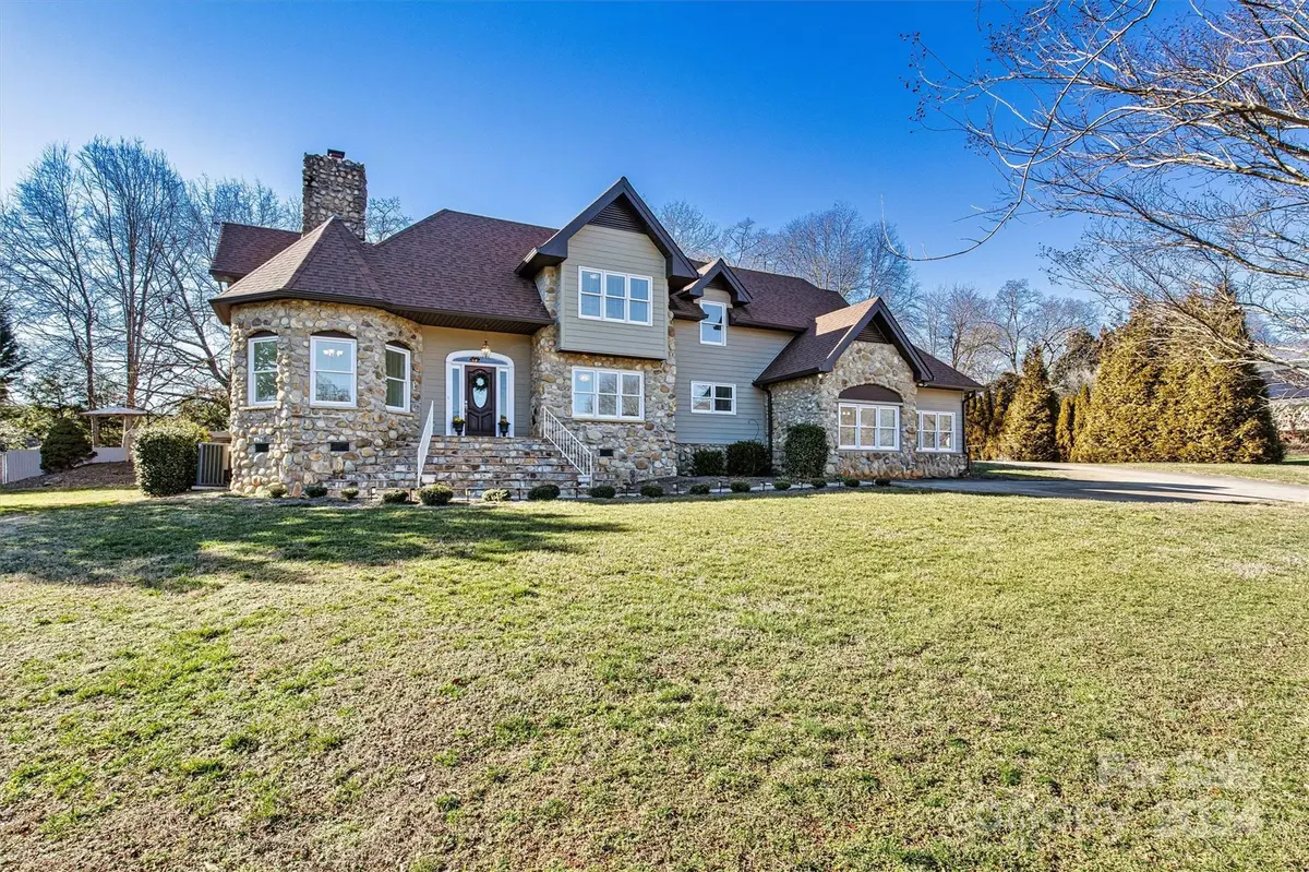 1015 8th Street LN NW, Hickory, NC 28601