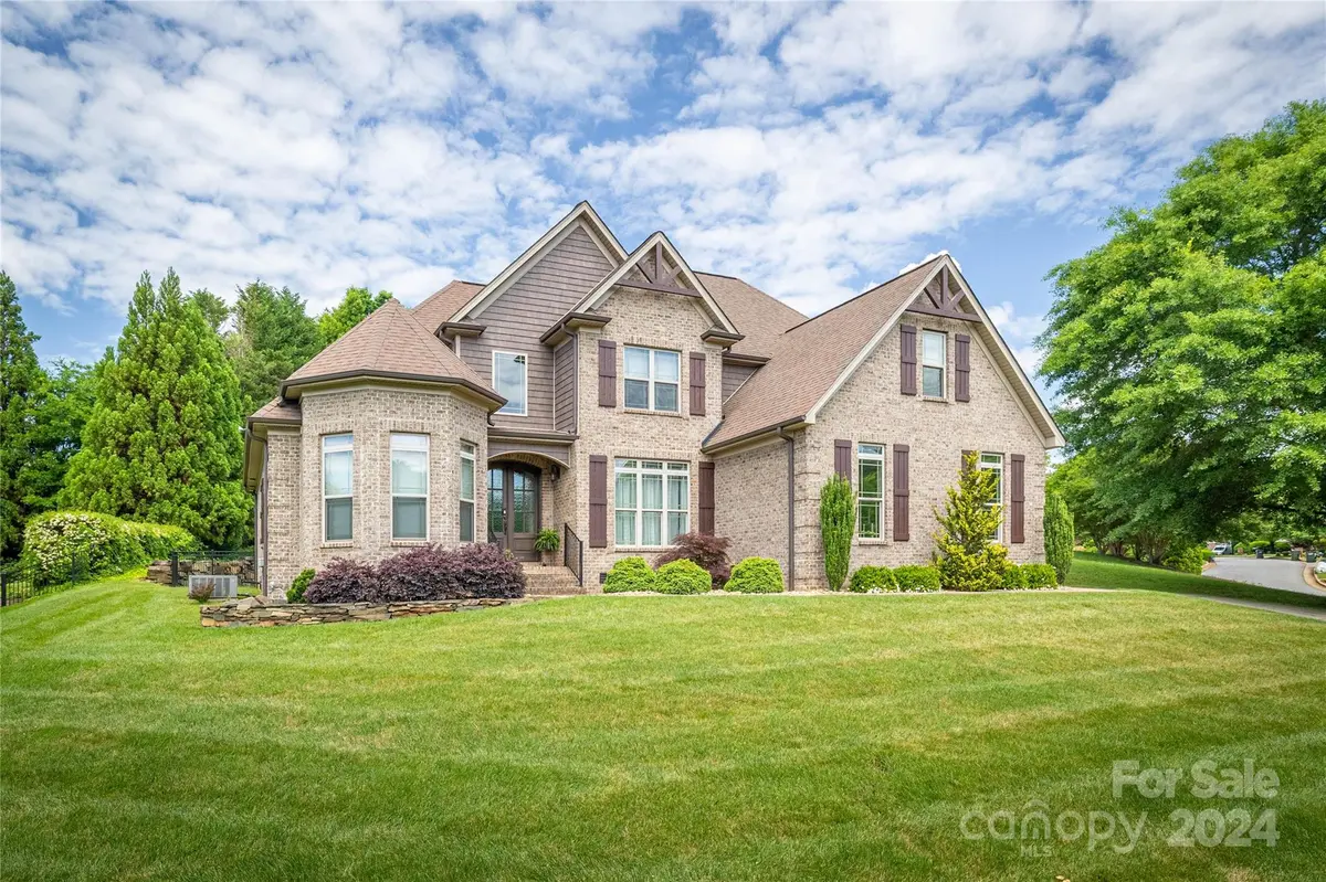 1005 10th Avenue DR NW, Hickory, NC 28601