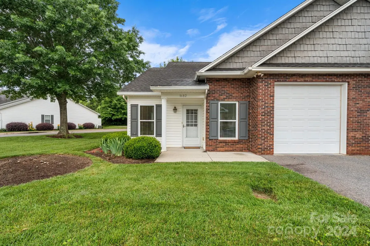 1682 Golden Cedar LN, Newton, NC 28658