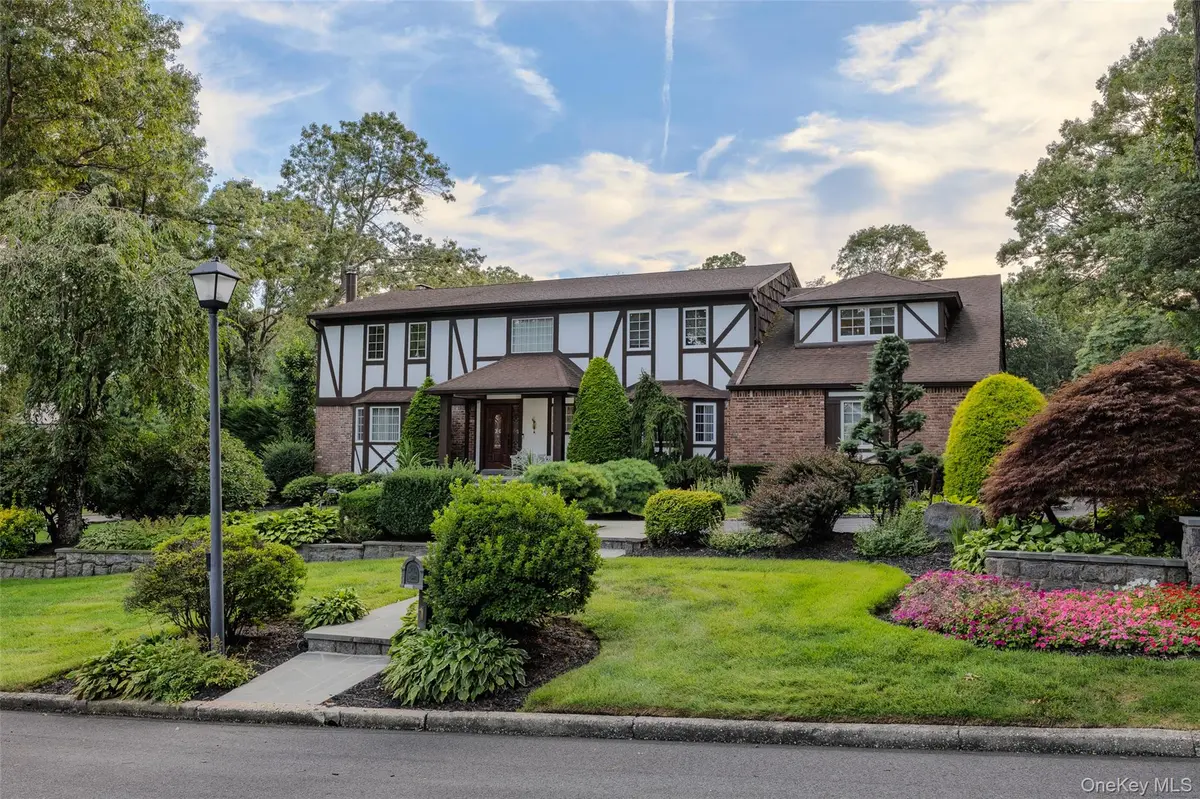 1 Jason CT, Dix Hills, NY 11746