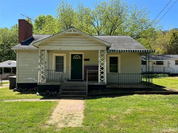 807 N Mulberry ST, Statesville, NC 28677