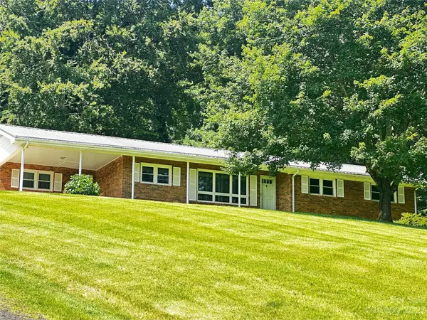 34 Maplewood LN, Marion, NC 28752